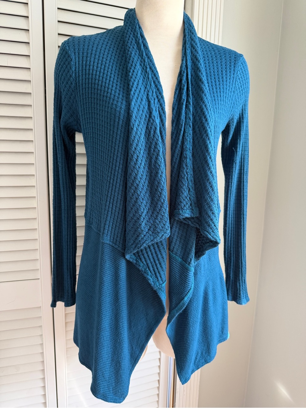 XS💙 Velvet by Graham & Spencer Bertha
Waffle Drape Cardigan Teal Blue Sweater